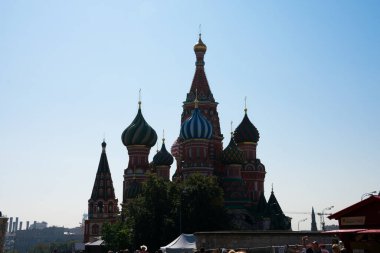 Moskova, Rusya. 27 Ağustos 2018. Saint Basil Katedrali (Sobor Vasiliya Blazhennogo), Kızıl Meydan 'da bulunan bir kilisedir.