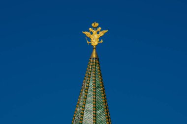 Moskova, Rusya. 27 Ağustos 2018. Diriliş Kapısı (oskresenskie vorota) ayrıca İber Kapısı (Iverskie vorota) olarak da adlandırılır. Kızıl Meydan. Çift başlı kartal, Rusya Federasyonu arması.