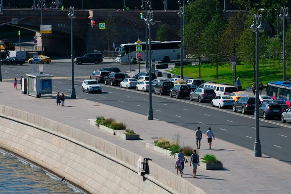 Moskova, Rusya. 24 Ağustos 2018. Moskva Nehri ve Moskvoretskaya Caddesi
