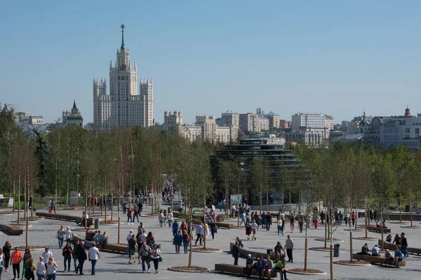 Moskova, Rusya. 24 Ağustos 2018. Zaryadye Parkı, Kızıl Meydan 'ın bitişiğindeki bir peyzaj kenti.