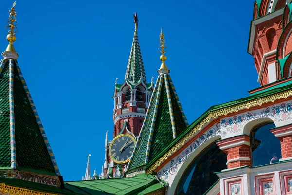 Moskova, Rusya. 24 Ağustos 2018. Saint Basil Katedrali (Sobor Vasiliya Blazhennogo) ve Spasskaya Kulesi (Kurtarıcı Kulesi). Kızıl Kare