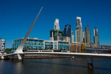 Buenos Aires, Arjantin. 15 Ekim 2018. Buenos Aires 'in en yeni mahallesi olan Puerto Madero Mahallesi ve Kadın Köprüsü (Puente de la Mujer) manzarası