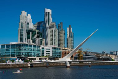 Buenos Aires, Arjantin. 15 Ekim 2018. Buenos Aires 'in en yeni mahallesi olan Puerto Madero Mahallesi ve Kadın Köprüsü (Puente de la Mujer) manzarası