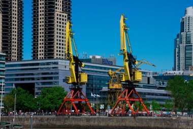 Buenos Aires, Arjantin. 15 Ekim 2018. Buenos Aires 'in en yeni mahallesi olan Puerto Madero mahallesindeki büyük vinçler.