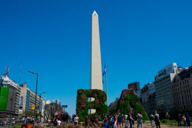 Buenos Aires, Arjantin. 14 Ekim 2018. Dikey bahçe, Cumhuriyet Meydanı 'ndaki BA karakterleri (Plaza de la Republica) ve Buenos Aires' li Obelisk (El Obelisco) arka planda