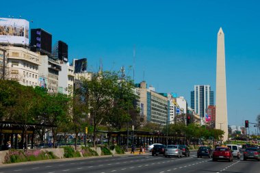 Buenos Aires, Arjantin. 14 Ekim 2018. Obelisk of Buenos Aires (El Obelisco), Cumhuriyet Meydanı (Plaza de la Republica) ve 9 Temmuz Bulvarı 'nda (Avenida 9 de Julio) bulunan ulusal bir anıttır.)