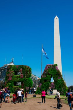 Buenos Aires, Arjantin. 14 Ekim 2018. Dikey bahçe, Cumhuriyet Meydanı 'ndaki BA karakterleri (Plaza de la Republica) ve Buenos Aires' li Obelisk (El Obelisco) arka planda