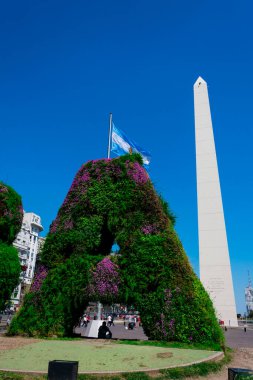 Buenos Aires, Arjantin. 14 Ekim 2018. Dikey bahçe, Cumhuriyet Meydanı 'ndaki BA karakterleri (Plaza de la Republica) ve Buenos Aires' li Obelisk (El Obelisco) arka planda
