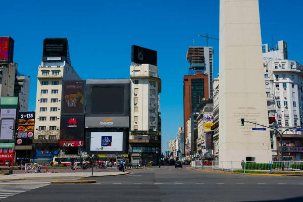 Buenos Aires, Arjantin. 14 Ekim 2018. Cumhuriyet Meydanı (Plaza de la Republica), 9 Temmuz Bulvarı (Avenida 9 de Julio) ve Corrientes Bulvarı 'nda Buenos Aires' li Obelisk (El Obelisco) bulunmaktadır.