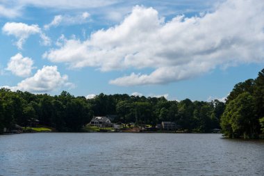 Güzel Peachtree şehir gölü.