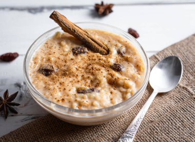 Peru tatlı arroz con leche, sütlü pirinç tatlı, kuru üzüm ve tarçın.