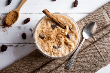 Peru tatlı arroz con leche, sütlü pirinç tatlı, kuru üzüm ve tarçın.