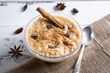 Peru tatlı arroz con leche, sütlü pirinç tatlı, kuru üzüm ve tarçın.