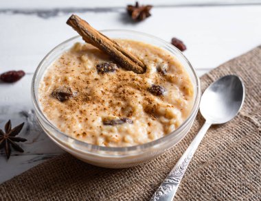 Peru tatlı arroz con leche, sütlü pirinç tatlı, kuru üzüm ve tarçın.