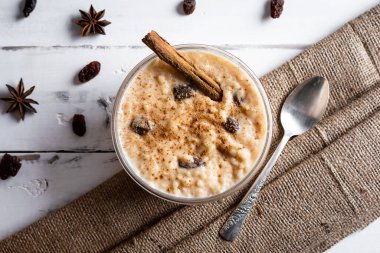Peru tatlı arroz con leche, sütlü pirinç tatlı, kuru üzüm ve tarçın.