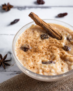 Peru tatlı arroz con leche, sütlü pirinç tatlı, kuru üzüm ve tarçın.