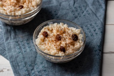 Peru tatlı arroz con leche, sütlü pirinç tatlı, kuru üzüm ve tarçın.