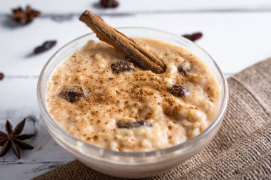 Peru tatlı arroz con leche, sütlü pirinç tatlı, kuru üzüm ve tarçın.
