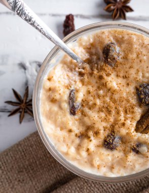 Peru tatlı arroz con leche, sütlü pirinç tatlı, kuru üzüm ve tarçın.