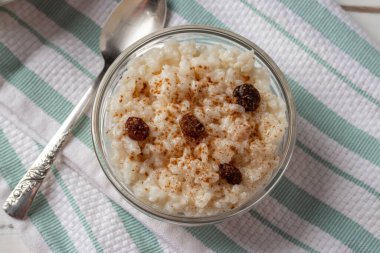 Peru tatlı arroz con leche, sütlü pirinç tatlı, kuru üzüm ve tarçın.