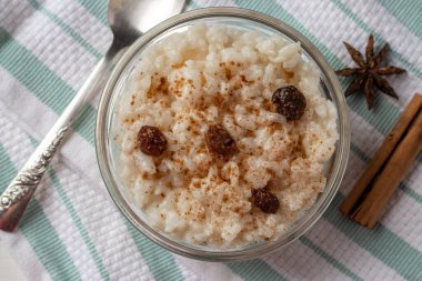 Peru tatlı arroz con leche, sütlü pirinç tatlı, kuru üzüm ve tarçın.