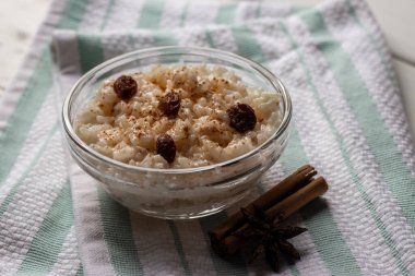 Peru tatlı arroz con leche, sütlü pirinç tatlı, kuru üzüm ve tarçın.