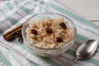 Peru tatlı arroz con leche, sütlü pirinç tatlı, kuru üzüm ve tarçın.