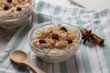 Peru tatlı arroz con leche, sütlü pirinç tatlı, kuru üzüm ve tarçın.