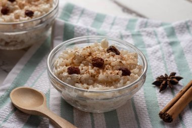 Peru tatlı arroz con leche, sütlü pirinç tatlı, kuru üzüm ve tarçın.