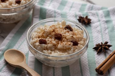 Peru tatlı arroz con leche, sütlü pirinç tatlı, kuru üzüm ve tarçın.