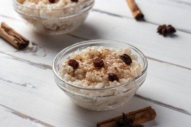 Peru tatlı arroz con leche, sütlü pirinç tatlı, kuru üzüm ve tarçın.
