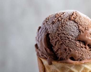 Beyaz arka planda waffle külahında dondurma.