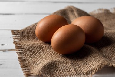 Hasır sepette kahverengi tavuk yumurtası. Yemek geçmişi. kopyalama alanı. seçici odak