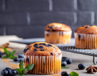 Ahşap arka planda taze böğürtlenli ev yapımı kekler.