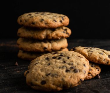 Kurabiye, çikolatalı kurabiye, koyu ahşap arka plan.