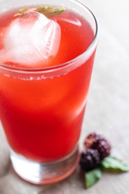 Kirazlı ve naneli buzlu çay. Taze içecekler 