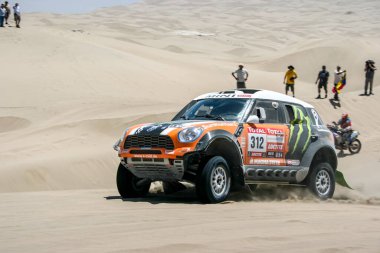 Çöldeki İsrail arabalarının görüntüsü.