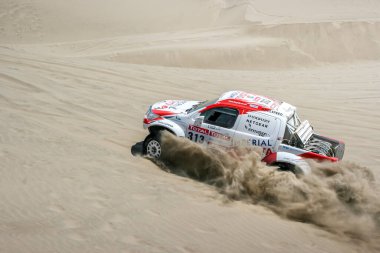 Çölde araba kazası.