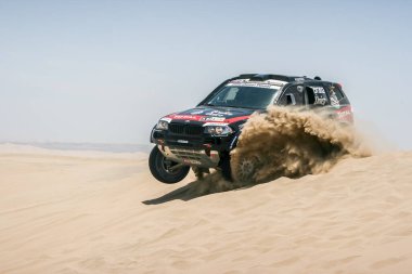 Dakar rallisindeki yarış arabası görüntüsü, Peru Çölü