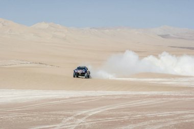 Dakar rallisindeki yarış arabası görüntüsü, Peru Çölü