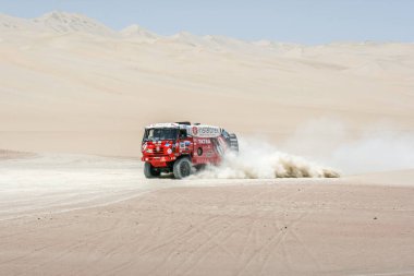 Çölde Dakar kamyon yarışmacısı