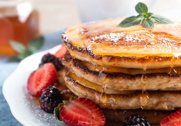 Delicious Pancakes Fresh Berries Blueberries Wooden Background — Stock Photo, Image