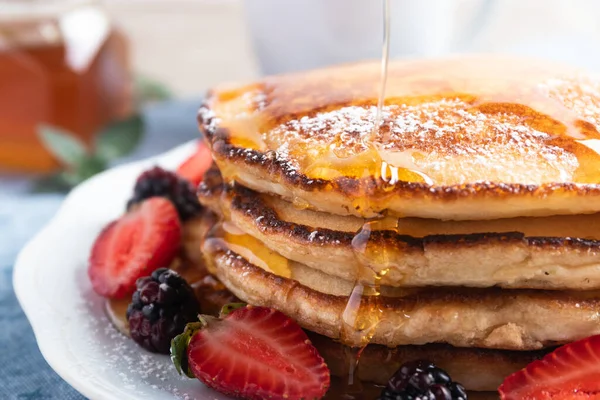 Stapel Pannenkoeken Met Verse Bessen Honing — Stockfoto