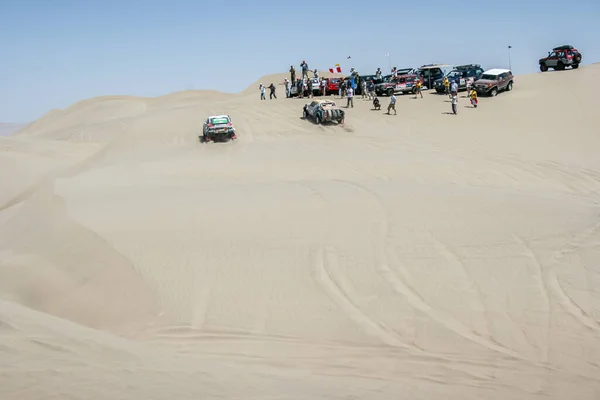Машина Едет Дороге Пустыню — стоковое фото