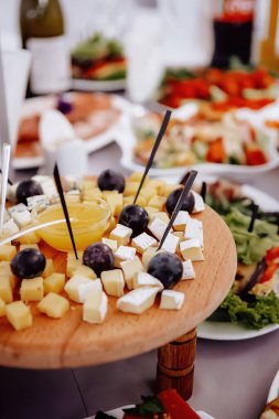 Düğün pastası ziyafette, dekorlu. Yüksek kalite fotoğraf