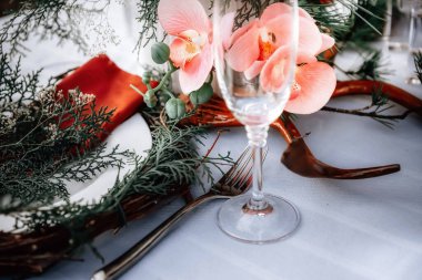 Aşıklar için sonbahar ormanında romantik mum ışığında akşam yemeği. Yüksek kalite fotoğraf