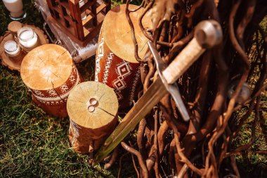 Evlilik yüzükleri. Düğün aksesuarları. Dekorasyon. Yüksek kalite fotoğraf