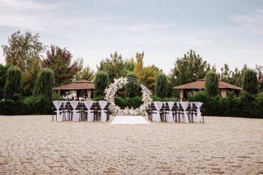 Törende düğün kemeri ve dekorasyon. Yüksek kalite fotoğraf