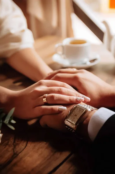 Handen Van Pasgetrouwden Met Ringen Gevoelens Van Minnaars Hoge Kwaliteit — Stockfoto