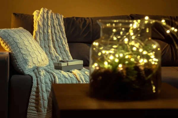 Świąteczne Girlandy Kanapie Przytulnym Otoczeniu Domowym Wysokiej Jakości Zdjęcie — Zdjęcie stockowe